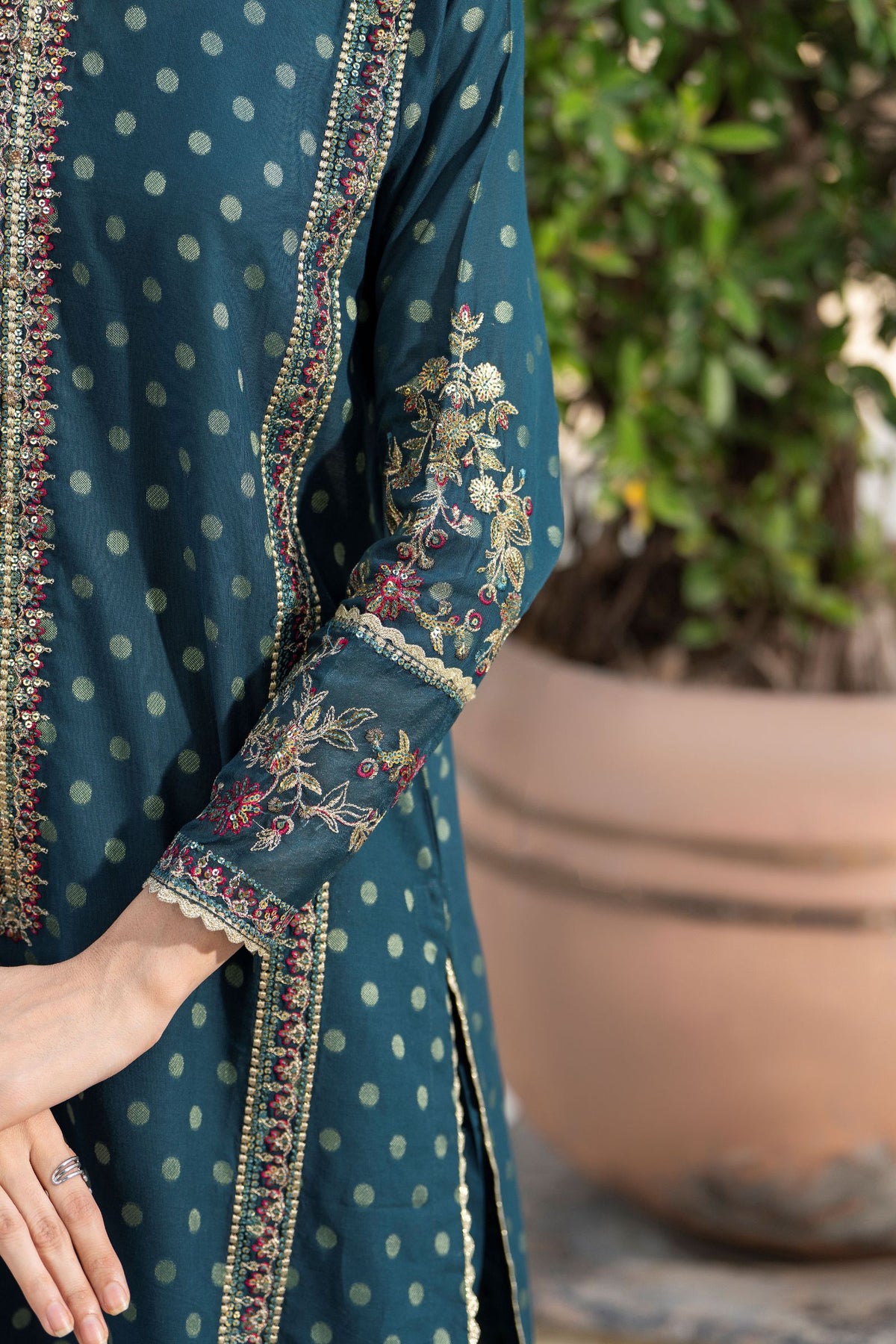 Motif Embroidered Jacquard Suit-011