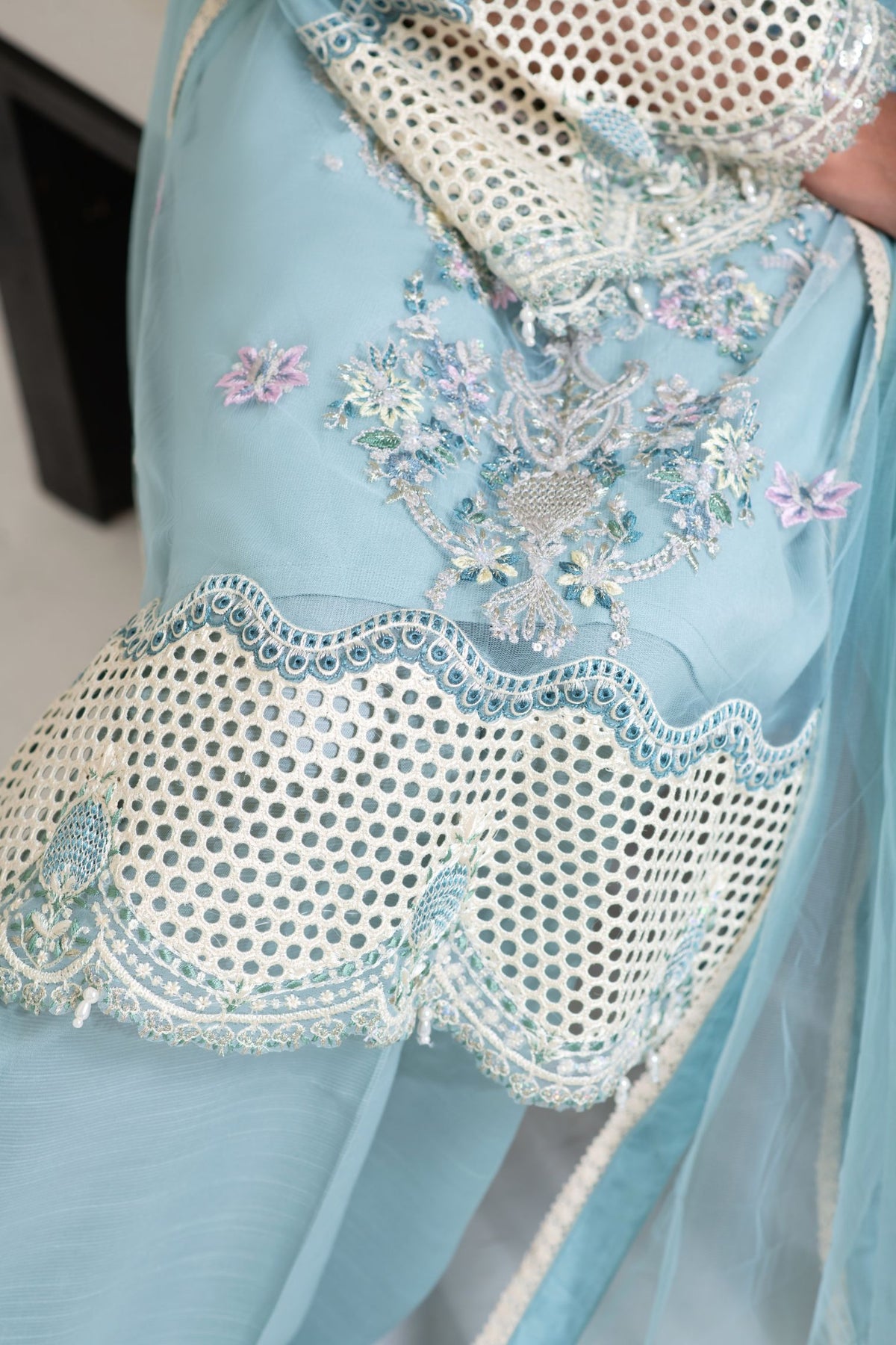 Motif Bareeze Net Embroidered Suit-014
